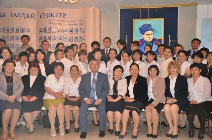 Бауыржан Момышұлы атындағы орта мектебінің ұжымы